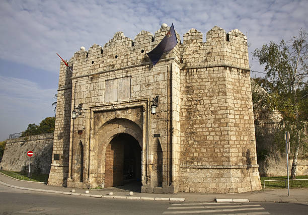 portão da antiga fortaleza medieval de nis. tm - serbian culture - fotografias e filmes do acervo