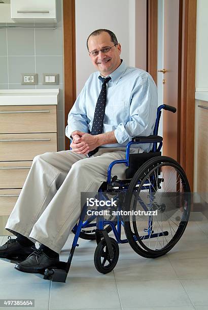 Personas Con Discapacidad En El Hogar Foto de stock y más banco de imágenes de 2015 - 2015, Adulto, Asistencia sanitaria y medicina