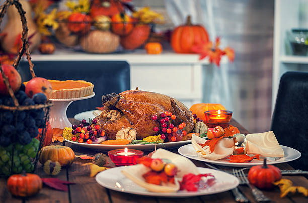 arrosto di tacchino del ringraziamento con contorni - thanksgiving table setting autumn foto e immagini stock