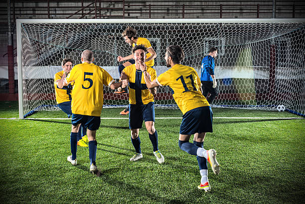 jogo de futebol no estádio: goleador's de comemoração - soccer player flash - fotografias e filmes do acervo