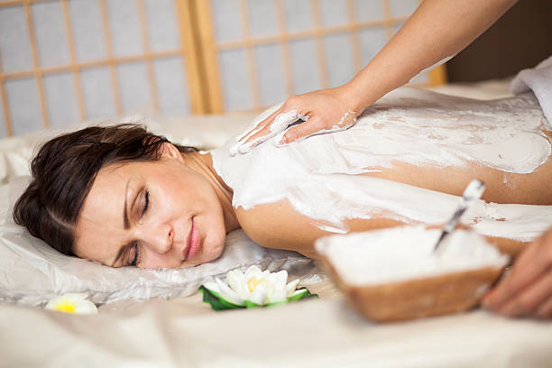 donna ottenere trattamento fango - mud wellbeing spa treatment beautician foto e immagini stock