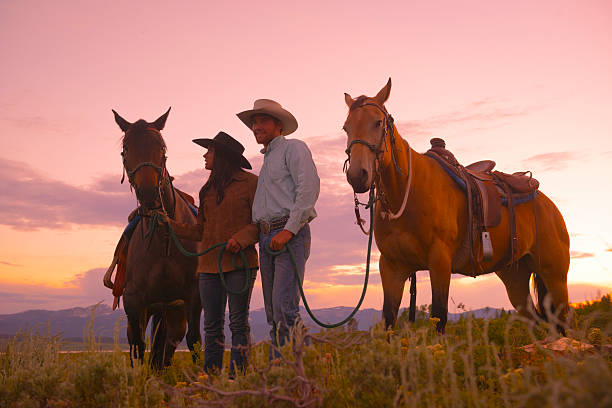 kowboj słońca - horseback riding cowboy riding recreational pursuit zdjęcia i obrazy z banku zdjęć