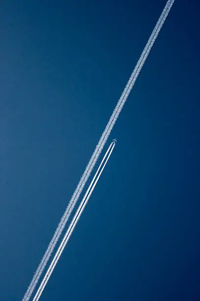 Plane contrail - vertical image