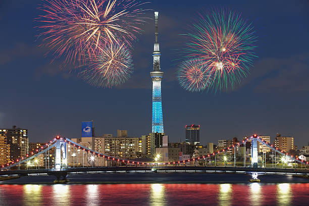 la ville de tokyo et le magnifique feu d'artifice dans la nuit - tokyo prefecture tokyo tower night skyline photos et images de collection