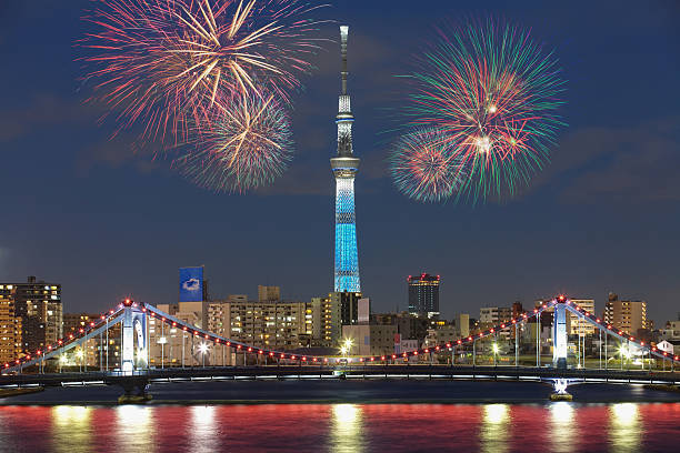 widok miasta tokio i piękne sztucznych ogni w nocy - sky tree zdjęcia i obrazy z banku zdjęć