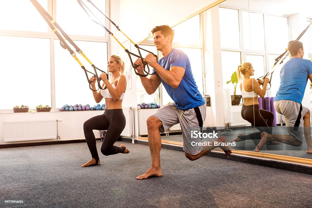Volle Länge von glücklichen Menschen, die Dehnung auf Pilates-Kurs teil. - Lizenzfrei Trainingsraum - Freizeiteinrichtung Stock-Foto