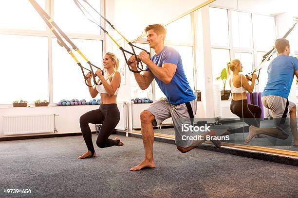 Volle Länge Von Glücklichen Menschen Die Dehnung Auf Pilateskurs Teil Stockfoto und mehr Bilder von Trainingsraum - Freizeiteinrichtung