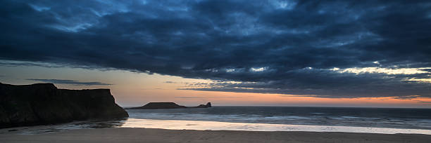 krajobraz panorama rhosilli bay plaży o zachodzie słońca z niespokojne niebo - sunlgiht zdjęcia i obrazy z banku zdjęć