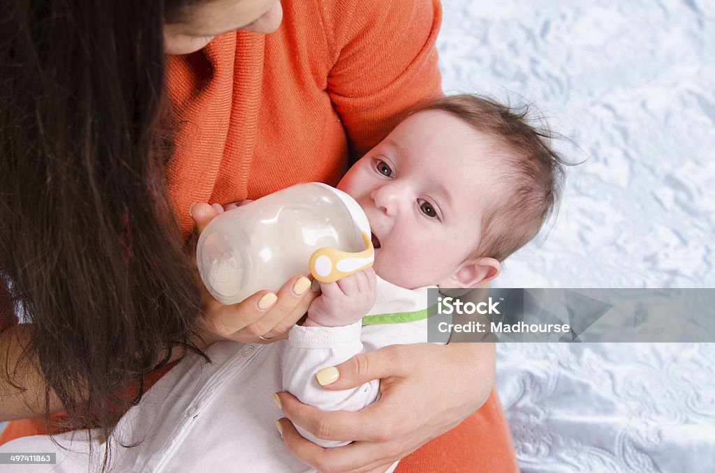Mum ленты с бутылкой шесть месяцев девочка-младенец - Стоковые фото Бутылка роялти-фри