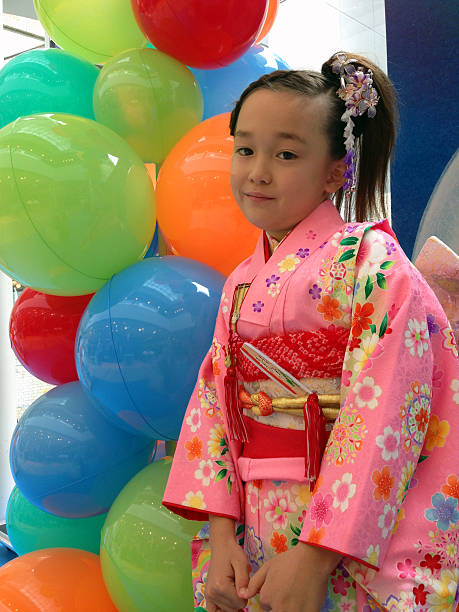девочка в кимоно - kyoto city kyoto prefecture kinkaku ji temple temple стоковые фото и изображения