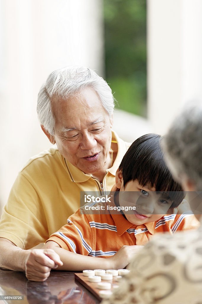 Großvater, Großmutter und Enkel spielt Schach Xiangqi (Chinesisch) - Lizenzfrei 6-7 Jahre Stock-Foto