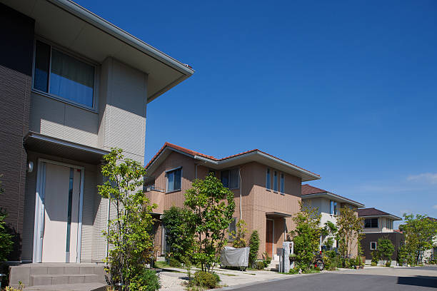 área residencial de casas emergentes - clear sky residential district house sky fotografías e imágenes de stock