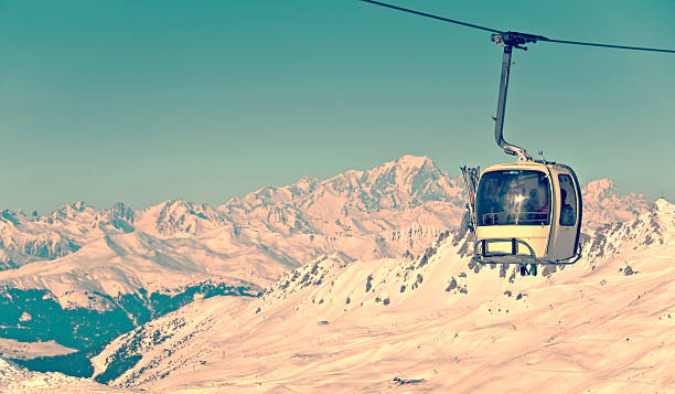 funivia da sci vintage processo, il mont-blanc sullo sfondo - ski lift overhead cable car gondola mountain foto e immagini stock