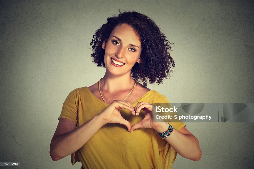 Souriant gai Femme faisant de coeur signe avec les mains - Photo de Cholestérol libre de droits