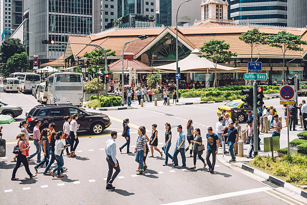 menschen rush in singapur - crosswalk crowd activity long exposure stock-fotos und bilder