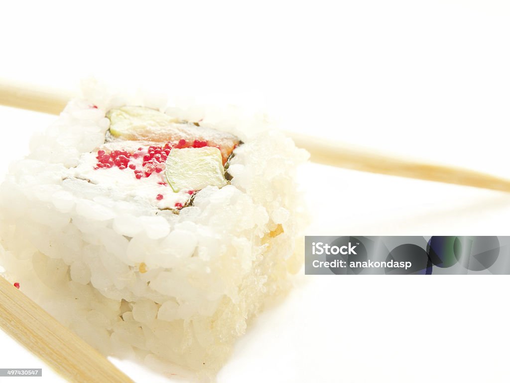 Один sushi roll на белом �с палочки для еды - Стоковые фото Азиатская культура роялти-фри