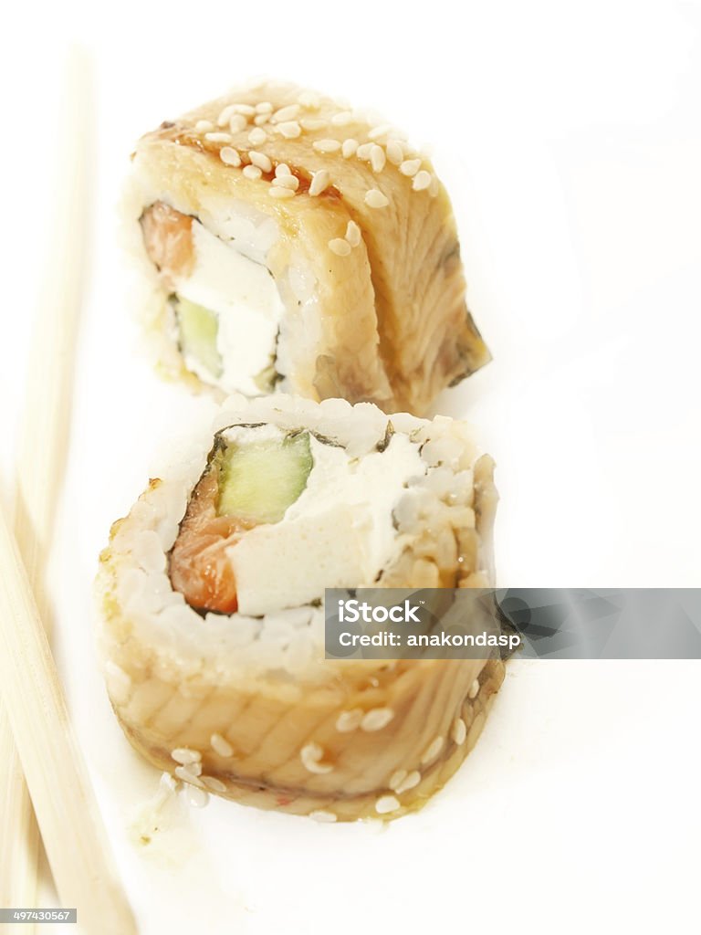 Два с omelette sushi roll и угорь и палочки для еды на белый - Стоковые фото Азиатская культура роялти-фри
