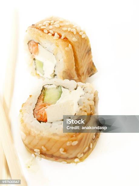 Два С Omelette Sushi Roll И Угорь И Палочки Для Еды На Белый — стоковые фотографии и другие картинки Азиатская культура