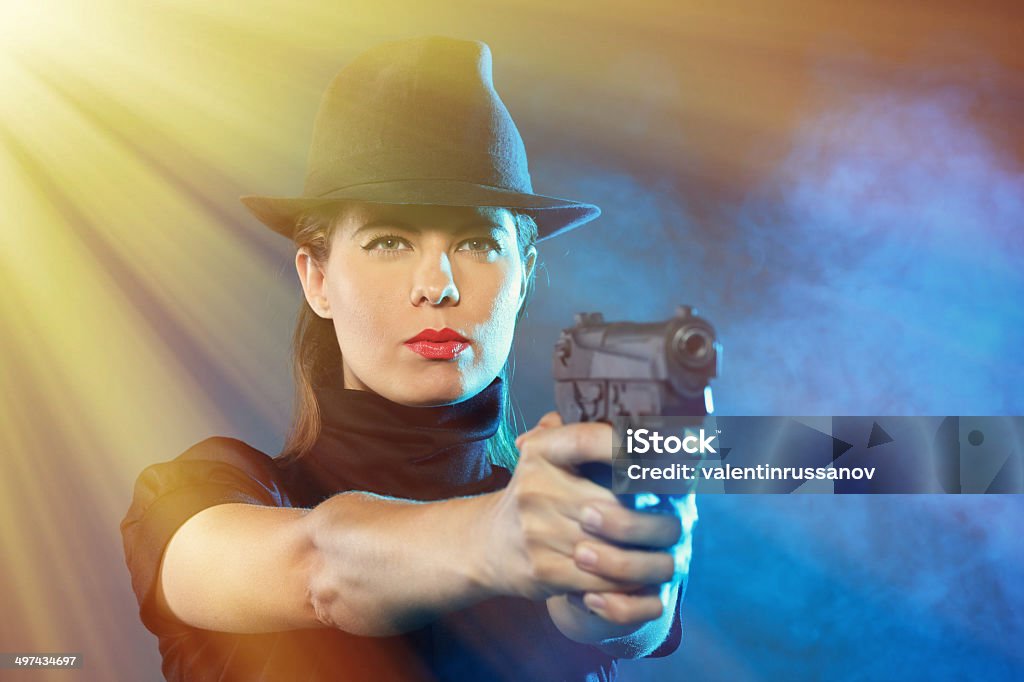 Frau mit Pistole - Lizenzfrei 20-24 Jahre Stock-Foto
