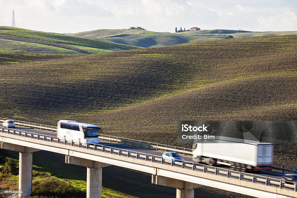 Tráfico en carretera elevada en Toscana, Italia - Foto de stock de Camión de peso pesado libre de derechos