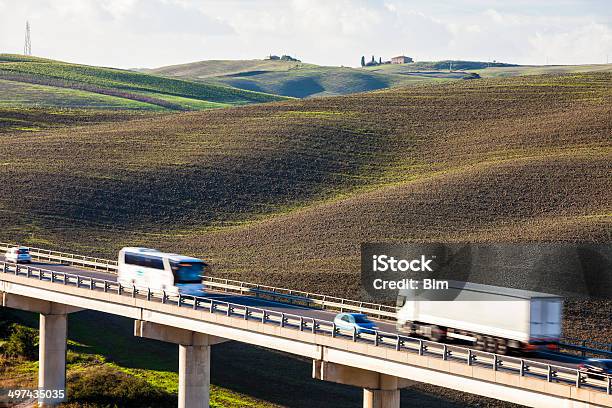 Tráfico En Carretera Elevada En Toscana Italia Foto de stock y más banco de imágenes de Camión de peso pesado - Camión de peso pesado, Autobús, Italia