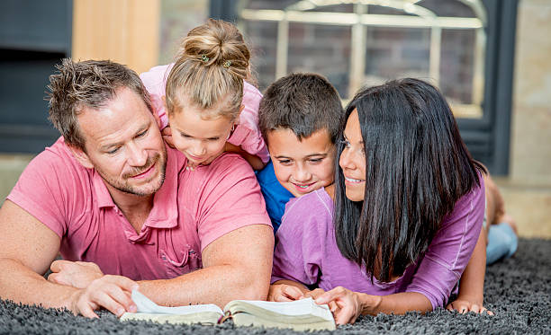 lesen der bibel als familie - praying joy indoors lifestyles stock-fotos und bilder