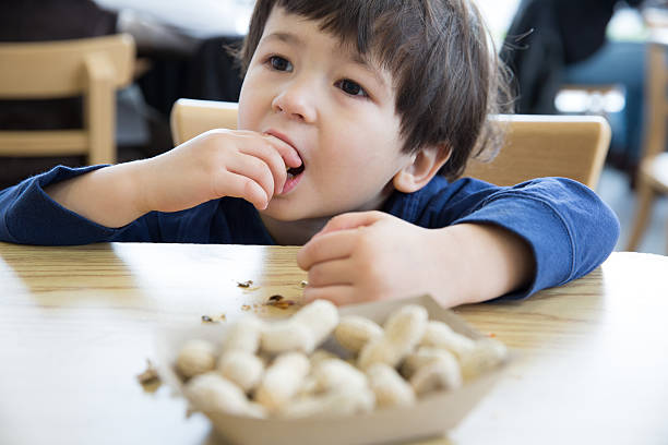 Bambino mangia frutta secca - foto stock