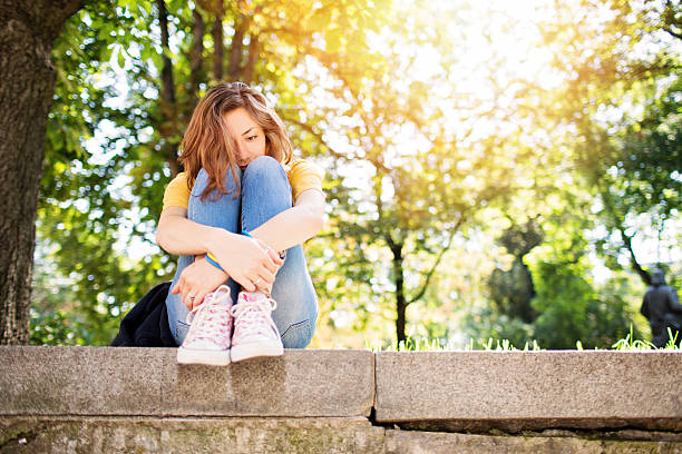 ragazza adolescente depresso - child sadness little girls thinking foto e immagini stock