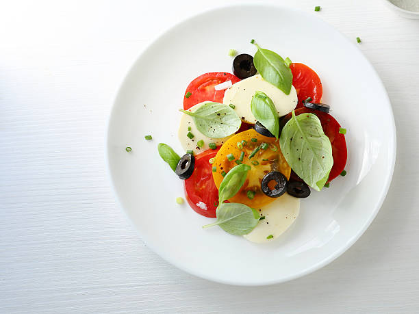 insalata di pomodoro in un piatto - caprese salad foto e immagini stock