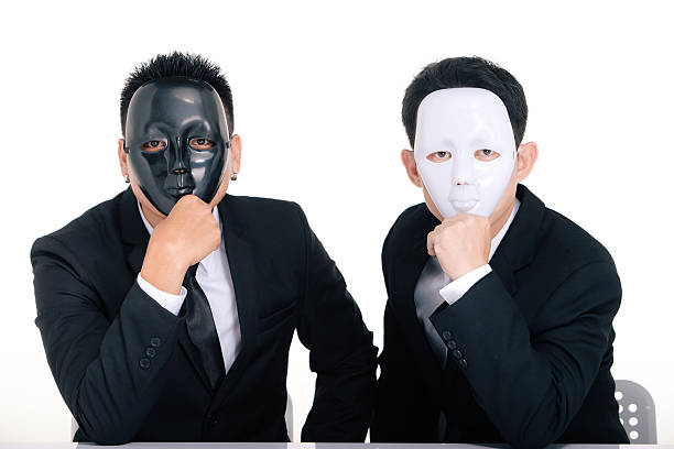 dwa biznes człowiek białe maski i czarny maski pojedyncze - confidential identity stealing privacy zdjęcia i obrazy z banku zdjęć