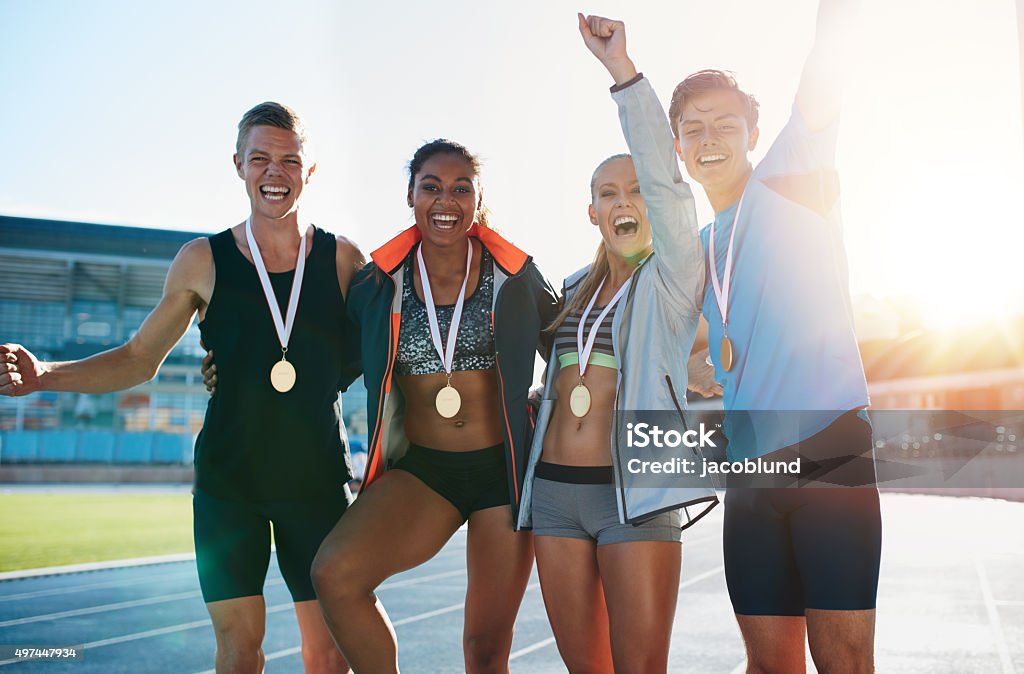 Aufgeregt Gruppe von Läufern mit Medaillen - Lizenzfrei Internationales Sportereignis Stock-Foto