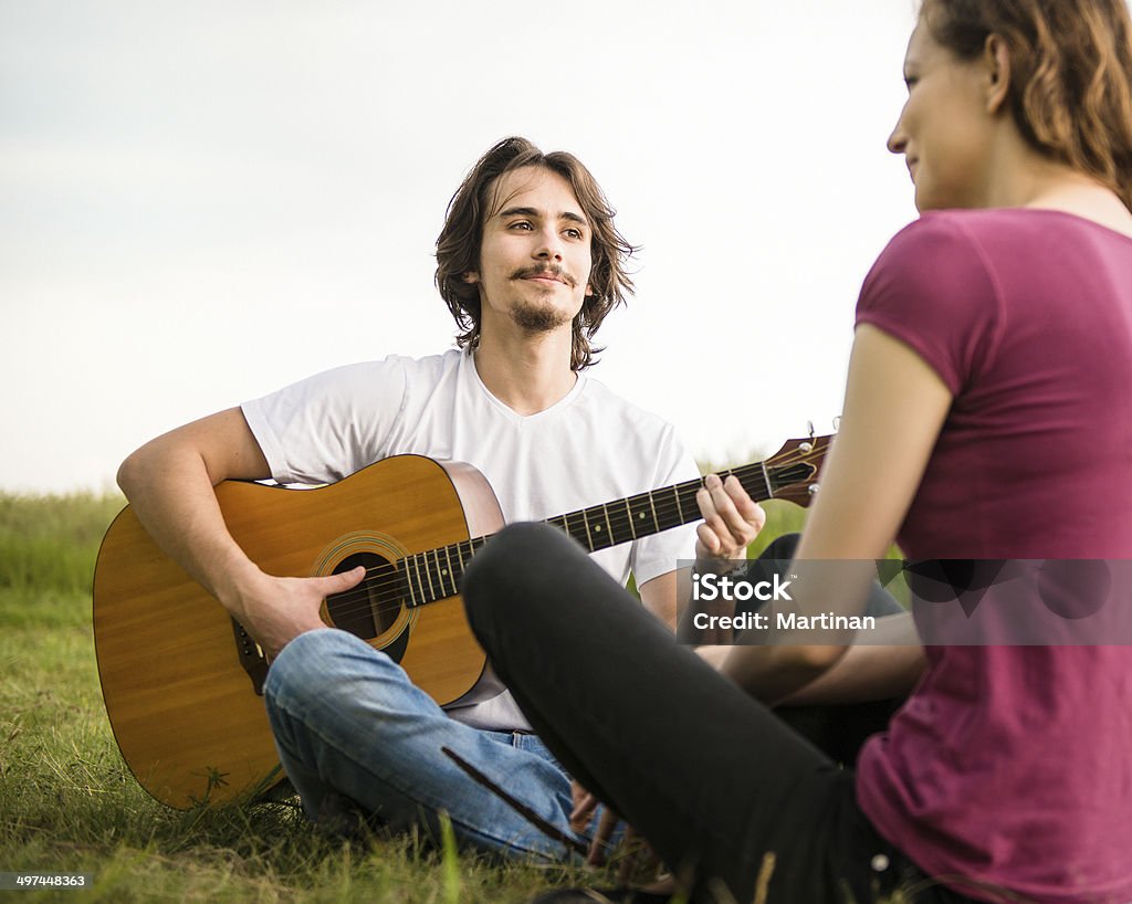 Spielt Gitarre-romantische Paar - Lizenzfrei Akustikgitarre Stock-Foto