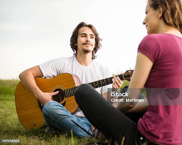 Tocar Guitarra Casal Romântico - Fotografias de stock e mais imagens de Adolescente - Adolescente, Adulto, Alegria