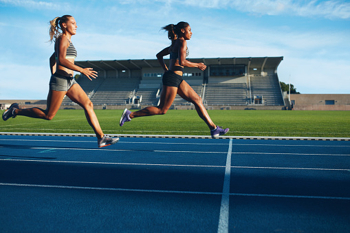 Atletas llega en línea de meta en la pista de carreras photo