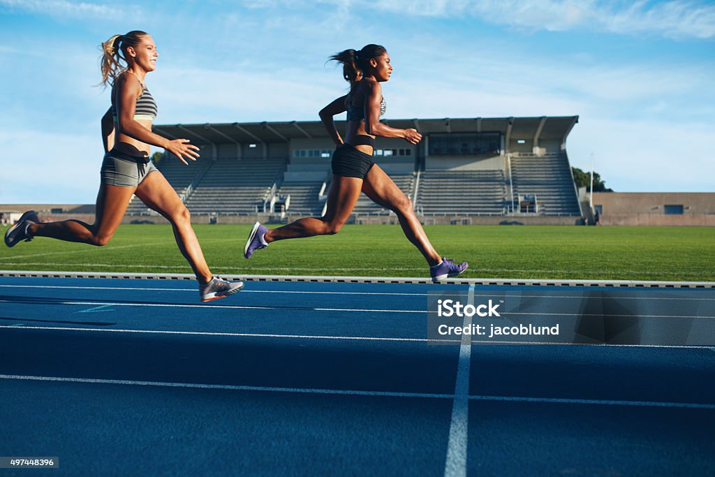 Atletas llega en línea de meta en la pista de carreras - Foto de stock de Correr libre de derechos