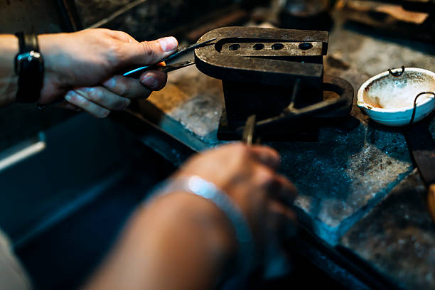 goldsmith creando gioielli - jeweller jewelry industry vat foto e immagini stock