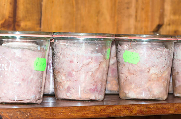 salsiccia preparata nella preservazione barattolo - cooked food variation black pudding foto e immagini stock