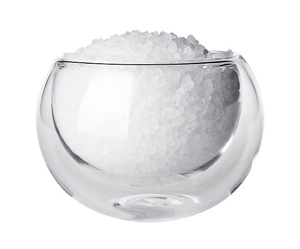 ガラスのボウル、ロック塩、白で分離 - healthcare and medicine iodine salt isolated on white ストックフォトと画像