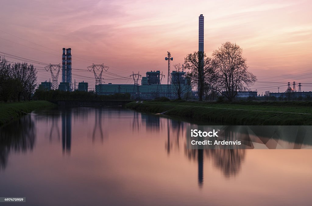 Centrale idroelettrica e alberi-Esposizione lunga - Foto stock royalty-free di Acqua