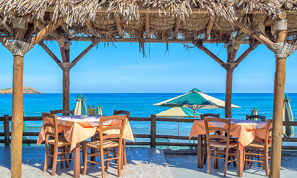 praia café com mesas e cadeiras no mar - beach tropical climate palm tree deck chair imagens e fotografias de stock