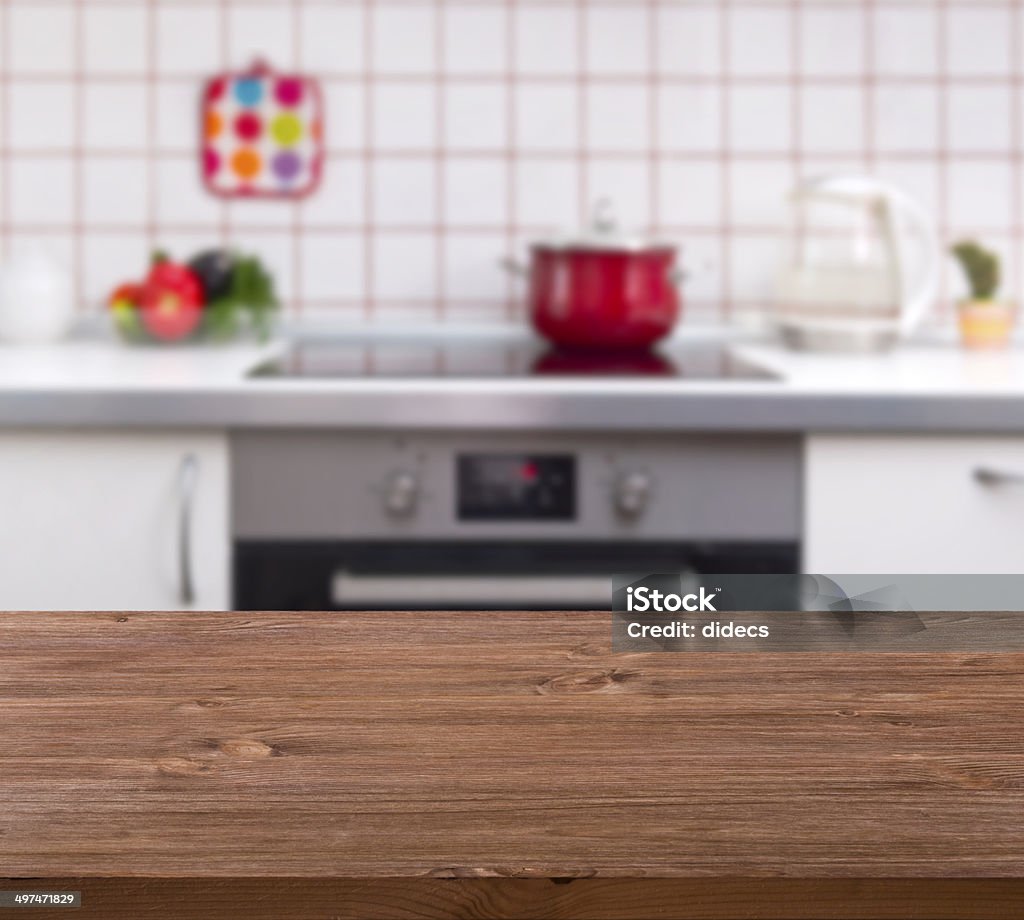 Mesa de madera, sobre fondo de banco de cocina - Foto de stock de Marrón libre de derechos