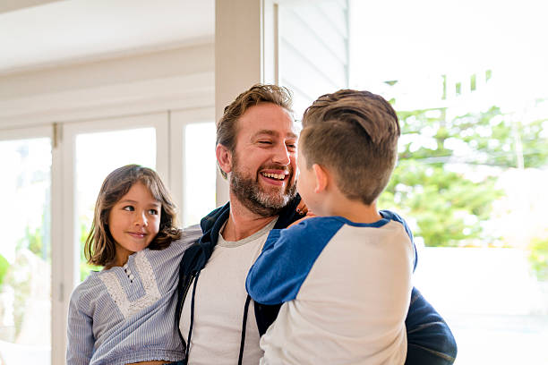 heureux père de ses enfants voeux - famille avec deux enfants photos et images de collection