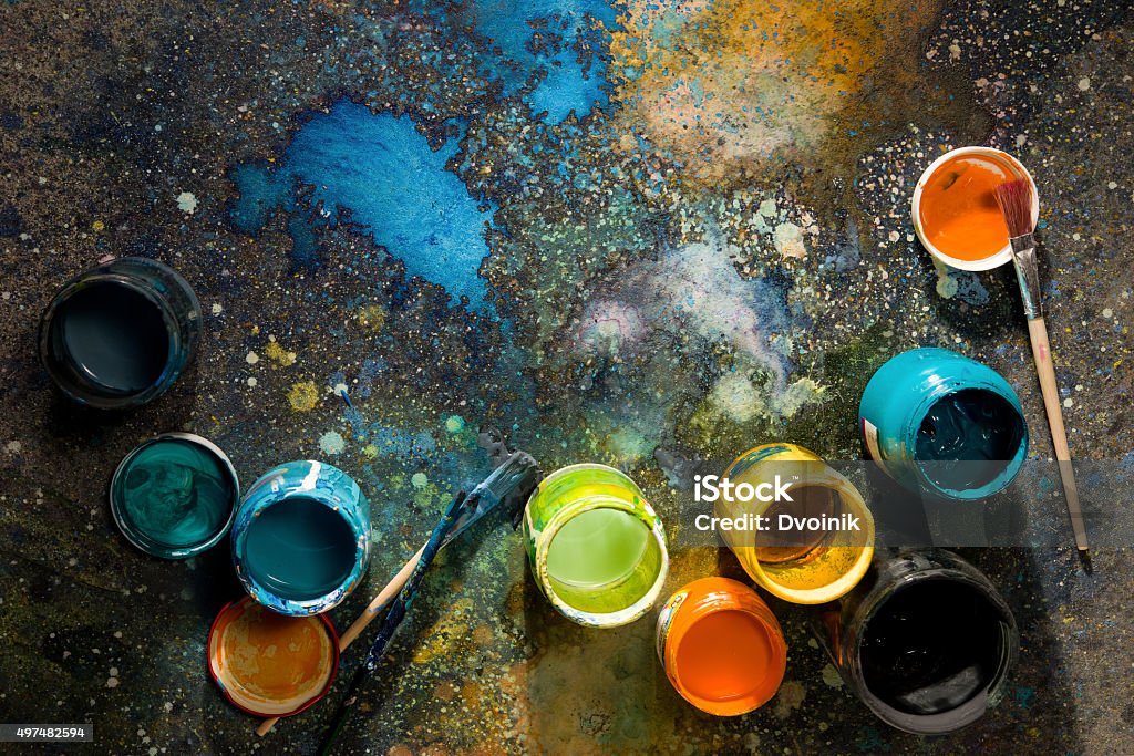 Tisch Künstler Hauswänden Dosen mit Farbe, Farbe in der Nähe - Lizenzfrei Kurs Stock-Foto