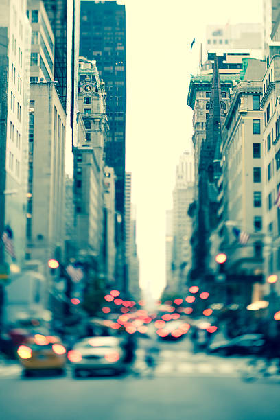 tilt-und-shift-objektiv frühen abend straße-szene in new york city - tilt shift lens stock-fotos und bilder