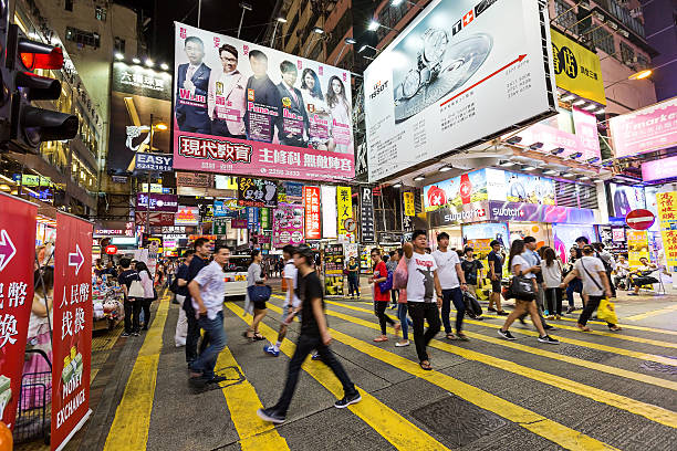 beschäftigt fußgängerüberweg in hong kong - store market china city street stock-fotos und bilder