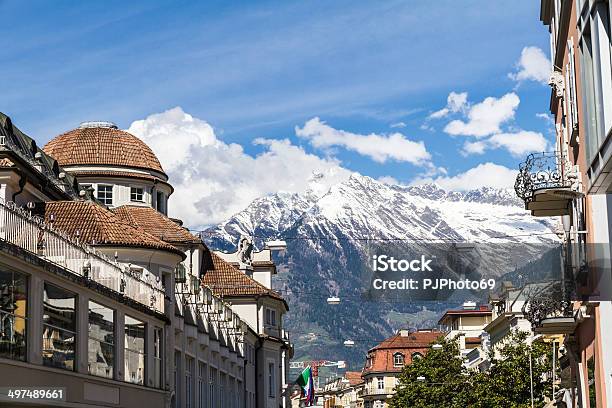 Passeggiata Dinverno Streetmerano - Fotografias de stock e mais imagens de Montanha - Montanha, Neve, Alpes Europeus