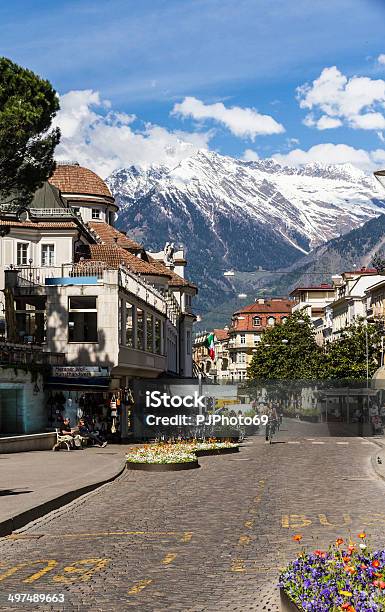 Passeggiata Dinverno Streetmerano - Fotografias de stock e mais imagens de Alpes Europeus - Alpes Europeus, Alto Adige, Andar
