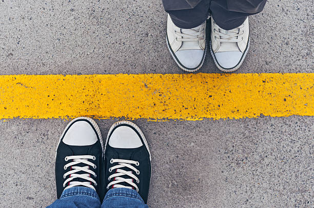 zapatillas desde arriba. - boundary fotografías e imágenes de stock