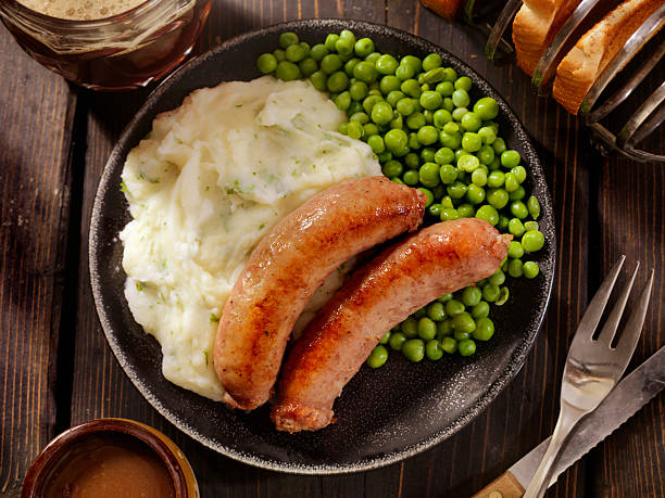 bangers, mash e una birra - sausage food mash grilled foto e immagini stock