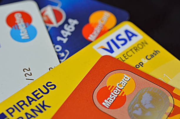 pile de cartes de crédit, notamment visa, mastercard, maestro - credit card photography stack finance photos et images de collection
